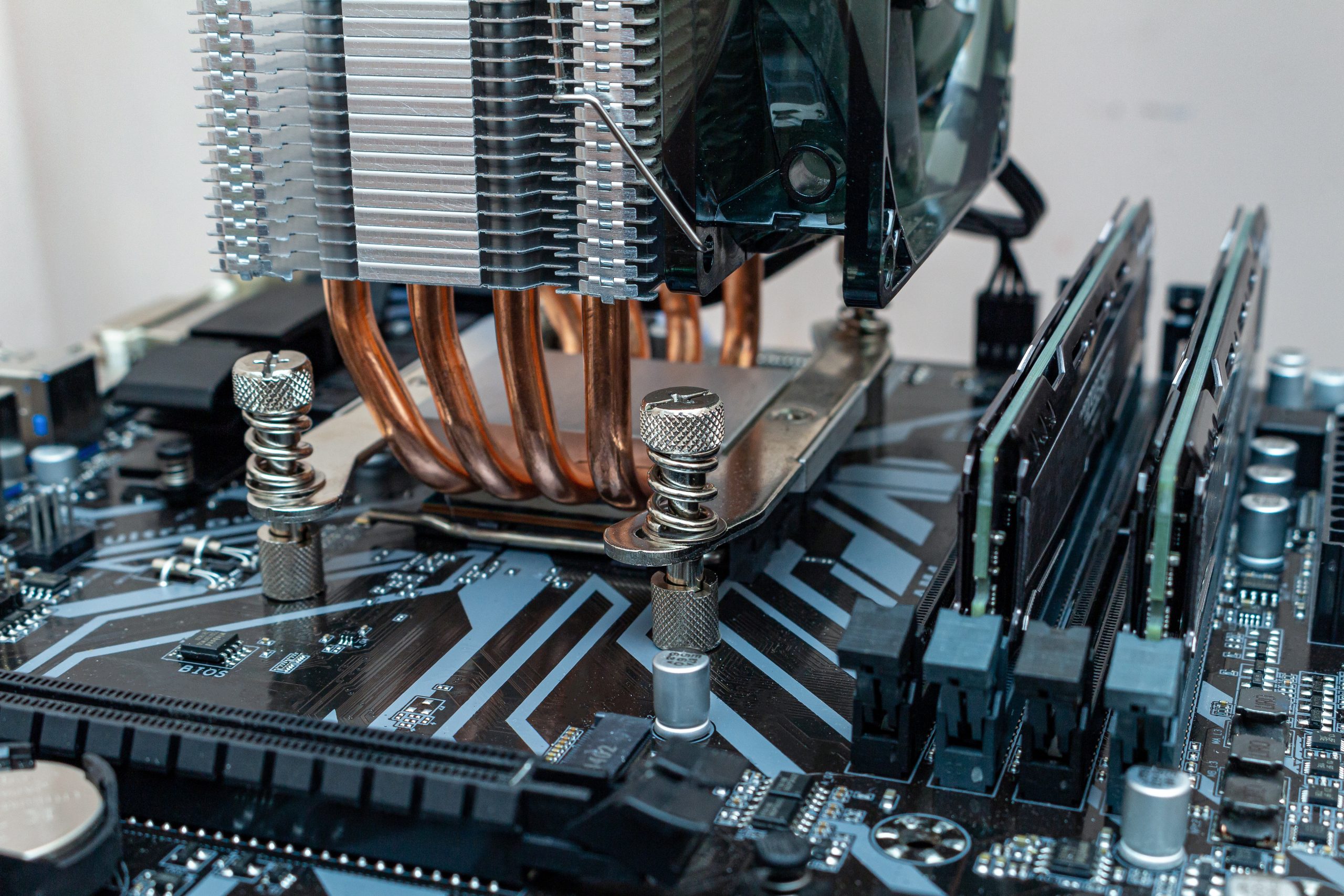 CPU-Kühler einbauen: Deinen Prozessor richtig kühl halten - Computerhafen